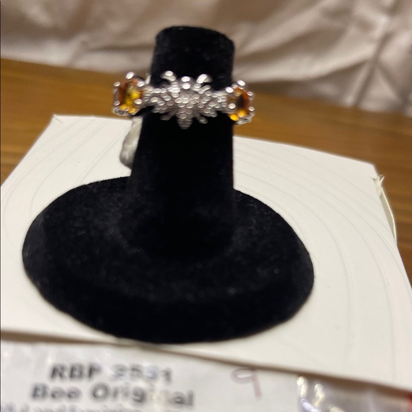 Elegant Silver and Gold Crystal Ring - Picture 2 of 7